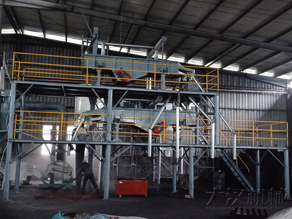 大型直線振動(dòng)篩礦用篩分現(xiàn)場展示。