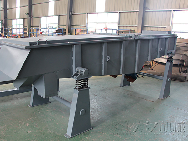 直線輸送機(jī)也屬于大型的篩分設(shè)備,所以該產(chǎn)品能夠輸送一些比重較大的物料。
